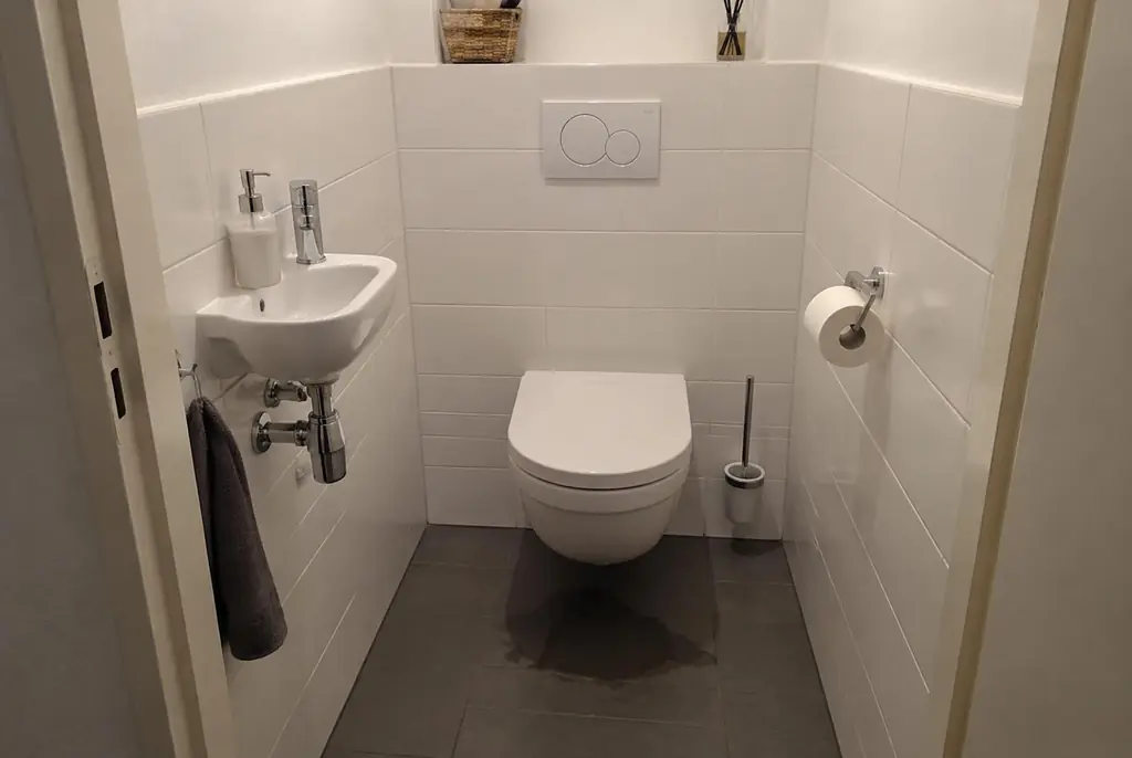 Lekdetectie Leiden – natte vloer bij een toilet