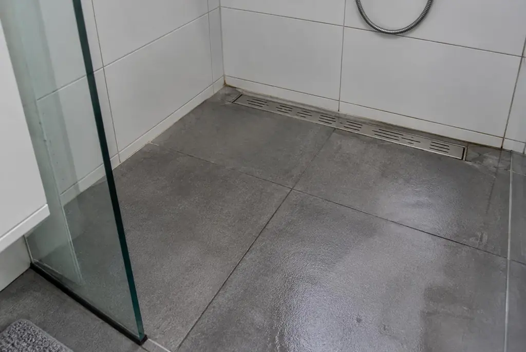 Lekdetectie Leiden – lekkende inloopdouche met natte voegen