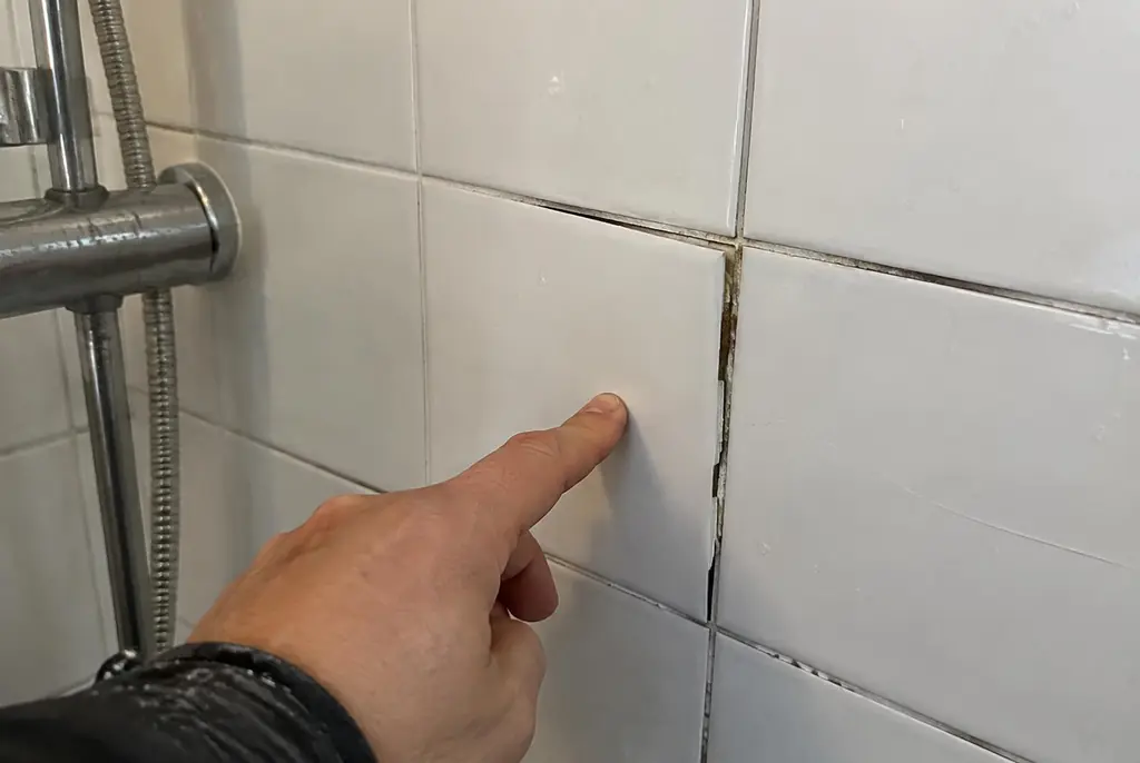 Lekdetectie Leiden – losse, holle badkamertegels door een lekkage