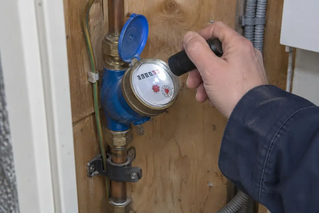 Lekdetectie Leiden – watermeter in de meterkast controleren met een zaklamp